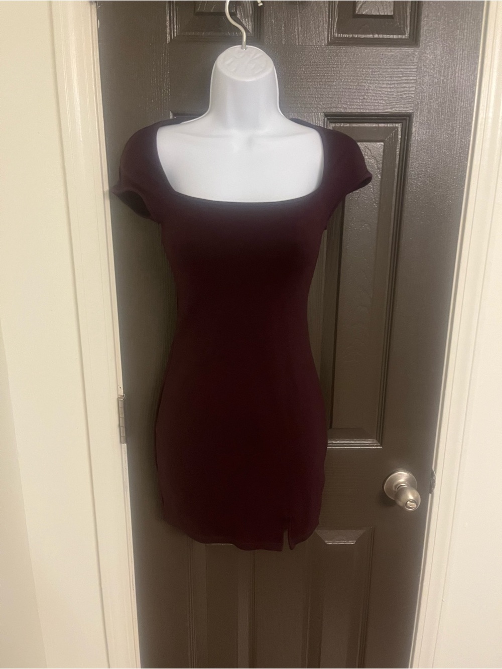 Divided Scoop Neck Capped Sleeves Dress in Deep Plum